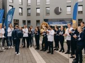 Персонал отеля встречает сборную Украины