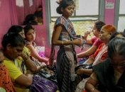 Как выглядят женские вагоны на железных дорогах индийского города Мумбаи (Фото)