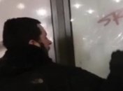 В Киеве "художника" заставили убрать свое "творчество" с обрисованной им остановки (видео)