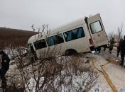 Из-за столкновения автобус вылетел на обочину трассы