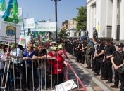 Под Радой проходит митинг против земельной реформы