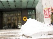 Нардеп Гончаренко разрисовал обломок Берлинской стены у посольства ФРГ в Киеве 