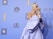 Никуда без статуэтки: известная певица Леди Гага не расстается со своей наградой
