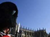 В Великобритании королевский гвардеец грубо толкнул туристку (Видео)