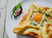 Вкусная яичница с ветчиной в золотистом тесте