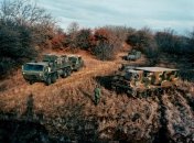 Так выглядит весь комплекс М270 - пусковой установкой, машиной для ракет и командным пунктом