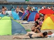 В Севастополе люди отдыхают на пляжах