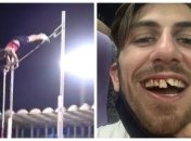 Прыгун с шестом сломал передние зубы на Олимпиаде в Токио (видео)