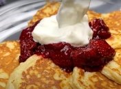 Яблучні оладки з йогуртом стануть улюбленим сніданком