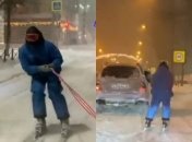 Россиянин "прокатился с ветерком" на лыжах по заснеженным улицам (видео)