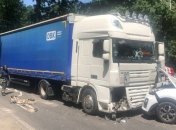 На Киевщине грузовик столкнулся с легковушкой: четыре человека пострадали (фото)