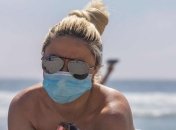 У МОЗ назвали умови, коли можна не носити маску на пляжі