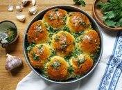 Постные пампушки с чесноком на дрожжах