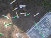 Подозреваемый во время обысков в Киеве выбросил наркотики в окно