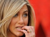 Дженнифер Энистон собирается стать первой бабушкой в бикини