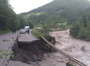 Паводок на западе: подтоплены сотни домов, разрушены мосты и дороги