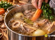 Овощи и специи добавляют к мясу