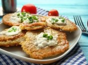 Драники получаются хрустящими и золотистыми