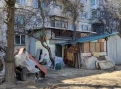 Еще бы свой спуск в метро сделал: переходящий в гараж царь-балкон в Киеве поразил сеть (фото)