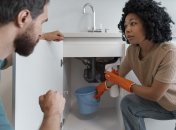 В шкафу под мойкой размещают мусорное ведро и не только