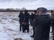 Порошенко стреляет на военном полигоне (Видео)