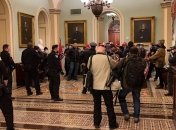 Сторонники Трампа пытаются устроить "переворот" в США: возле Конгресса началась стрельба