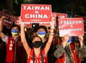 Протестувальники на Тайвані в масках кольору українського прапора