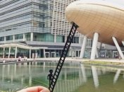 Фотограф путешествует и дополняет известные достопримечательности бумажными трафаретами (Фото)