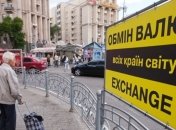 В падении гривни обвинят население