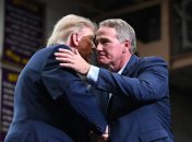 Трамп жмет руку Хастеду