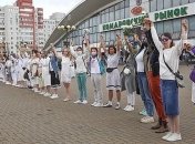 Сегодня в Минске девушки выстроились в живую цепь с цветами: фото и видео