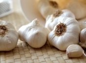 «Вакцина» из чеснока не спасет от коронавируса: в сети разоблачили нелепый фейк