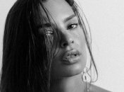 Эмили Ратаковски выпустила серьги в форме обнаженной женской фигуры (Видео)