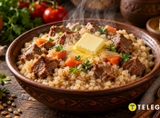 Куриный бульон сделает вкус пшеничной каши с мясом и овощами выразительнее