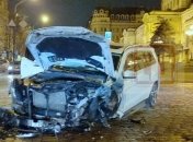 От удара у машины вырвало колесо: в центре Киева произошло "мажорное" ДТП (эксклюзивные фото и видео)