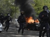 Слезоточивый газ, погромы и массовые задержания: "желтые жилеты" вновь провели акцию в Париже (Видео)