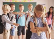 Дівчинці плюнули в обличчя через її національність