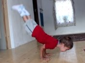 5-летний мальчик отжимается под прямым углом (ВИДЕО)