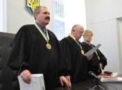 Суддя Василь Маліченко (перший ліворуч)