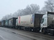 Отказ России пропускать грузовики образовал большую очередь на границе