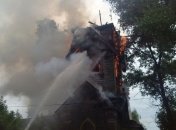 В Сумской области от удара молнии загорелась старинная церковь