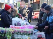 8 березня за квітами подекуди збирались черги