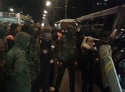 Луценко с женой зашел в автобус "Беркута"