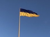 Ко Дню государственного флага в Киеве подняли самый большой флаг Украины (Видео)
