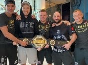 Петр Ян показал чемпионский пояс UFC прямо на борту самолета (Фото)
