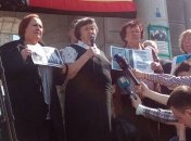 Мама Надежды Савченко на Майдане поблагодарила людей за поддержку