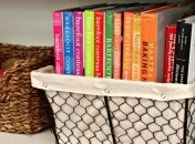 Идеи хранения кулинарных книг в интерьере кухни (Фото)