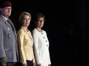 Главе Еврокомиссии в Германии устроили "огненные" проводы (Фото)