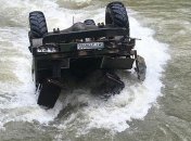 В Карпатах грузовик с туристами упал в реку: трое погибших