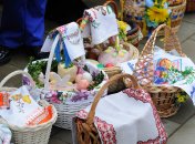 Крашенки по традиции кладут в пасхальную корзину вместе с другими продуктами и освящают в храмах